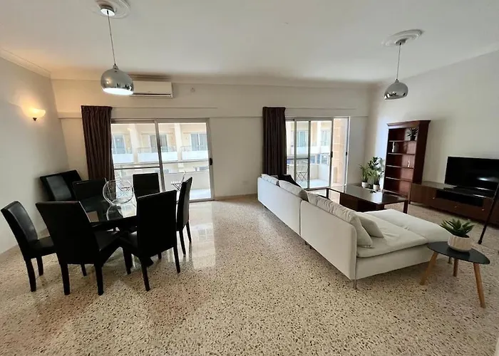 Seaview 3 Bedroom Apartment In Sliema