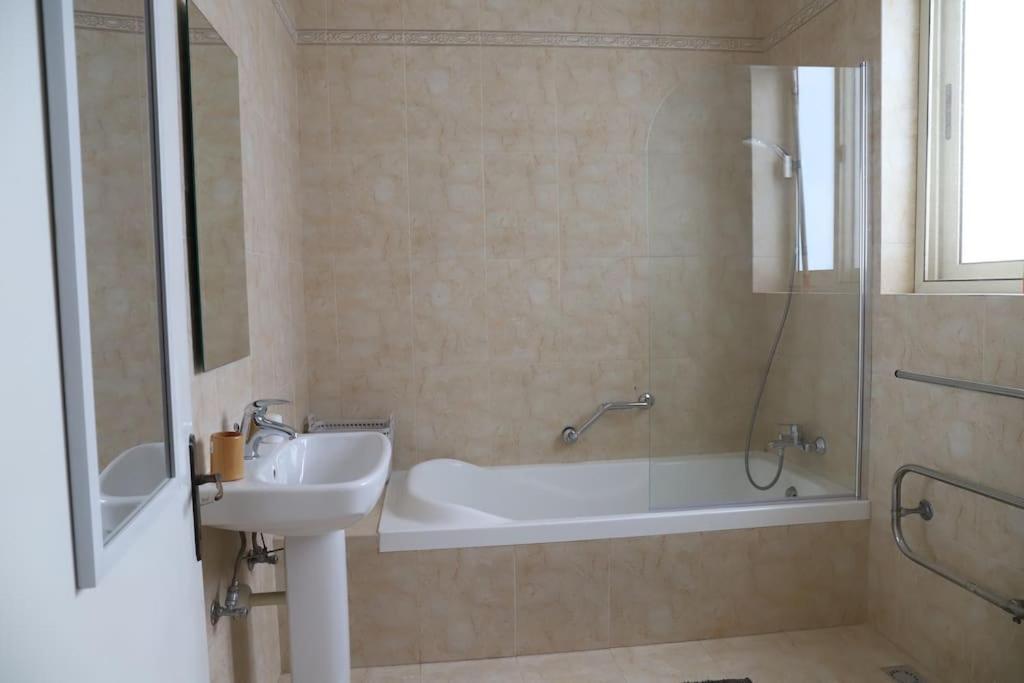 Seaview 3 Bedroom In Apartment *